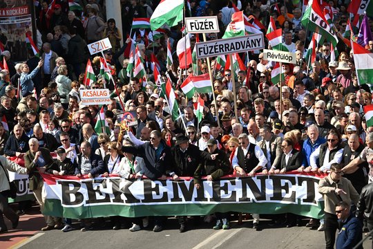Dešimtys tūkstančių V. Orbano šalininkų surengė demonstraciją prie parlamento