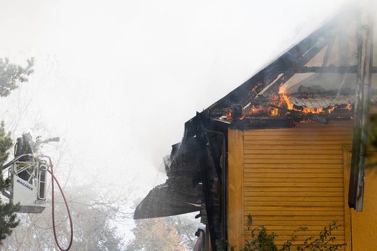 Aliarmas Vilniuje – namas degė atvira liepsna