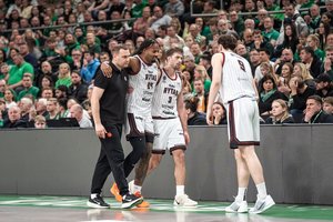 Aikštę paliko tik su komandos draugų pagalba – „Ryto“ žaidėjas patyrė skaudžią traumą Kaune