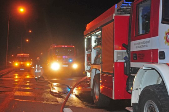 Kaune padegti prie parduotuvės stovėję automobiliai