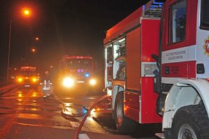 Kaune padegti prie parduotuvės stovėję automobiliai