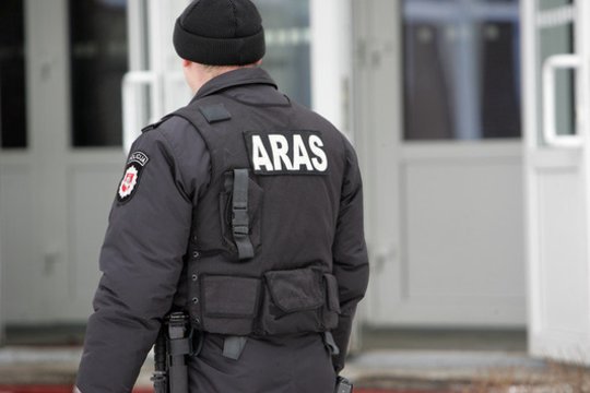 Kalvarijoje per namuose atliktą kratą rasta karinių pirotechninių užtaisų – teko kviesti „Aro“ išminuotojus