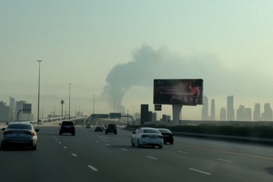 Netoli Dubajaus oro uosto – didžiulis gaisras: per ataką užsidegė degalų saugykla