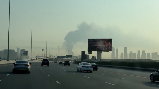 Netoli Dubajaus oro uosto – didžiulis gaisras: per ataką užsidegė degalų saugykla