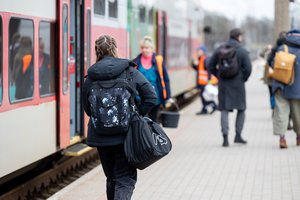 Keliaujantiems šiais traukinių maršrutais – gera žinia: bilietus galės įsigyti kone perpus pigiau