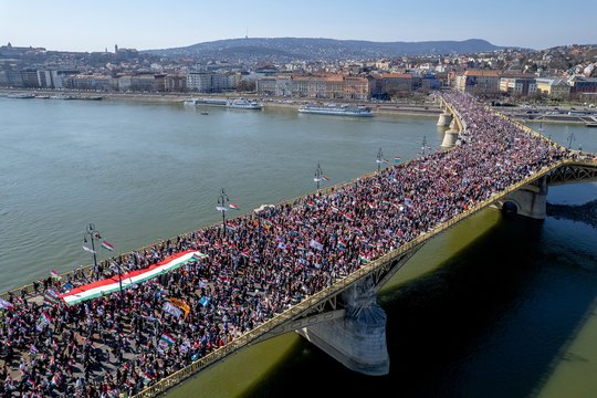 Artėjant rinkimams Vengrijoje – lyderis ne V. Orbanas: protestuoja abiejų pusių rėmėjai