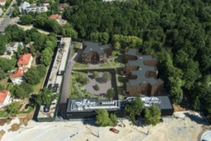 Bendruomenė kritikuoja planus Ąžuolyno sporto komplekse statyti butus