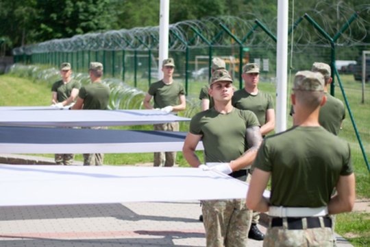 Keli šimtai jaunuolių pradėjo privalomąją karo tarnybą
