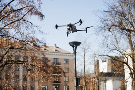 Kova su kontrabandiniais balionais pereina į kitą lygmenį: Vilniuje pakelti specialūs dronai 