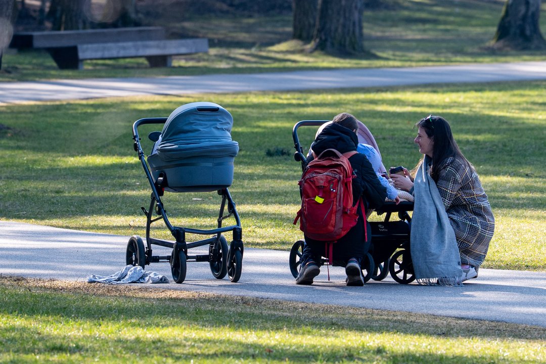 Lietuvoje orai bus kontrastingi: sinoptikė žada ir snaiges, ir pavasarišką šilumą