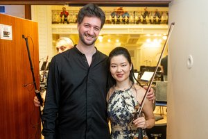 Koncertas Nacionalinėje filharmonijoje pažymėtas maestro V. Vanoosteno ir japonų smuikininkės M. Kanagawos triumfu