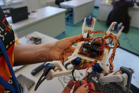 Alytaus rajone atnaujinama Simno gimnazija: statomas naujas robotikos centras