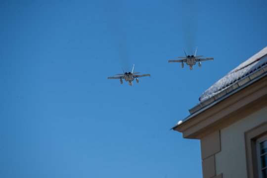 KAM: NATO naikintuvai šešis kartus kilo atpažinti ir lydėti Rusijos orlaivių