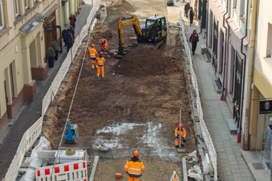 Po žiemos – sujudimas Vilniaus senamiestyje: kelininkai ėmėsi darbų gatvėse