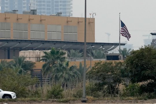 JAV ambasada Bagdade tapo raketų taikiniu: parodė vaizdus po atakos