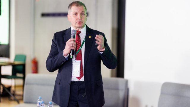 Atskleidė, kaip dažnai mokytojai naudojasi dirbtiniu intelektu: prakalbo ir apie kompetencijų kėlimą