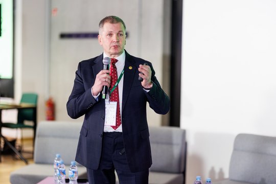 Atskleidė, kaip dažnai mokytojai naudojasi dirbtiniu intelektu: prakalbo ir apie kompetencijų kėlimą