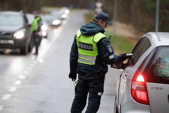 Policija negalėjo patikėti tuo, ką rodė alkotesteris: moteris į mokyklą vaikus vežė neblaivi 
