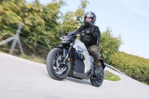 2026 m. „Honda WN7“ motociklo testas: futuristinis, manevringas, dinamiškas ir... elektrinis