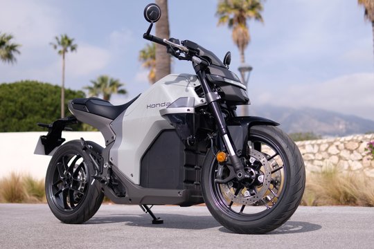 2026 m. „Honda WN7“ motociklo testas: futuristinis, manevringas, dinamiškas ir... elektrinis