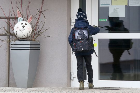 Vilniuje – nerimą kelianti žinia: nepažįstami vyrai į automobilį mėgino įsitempti pradinuką