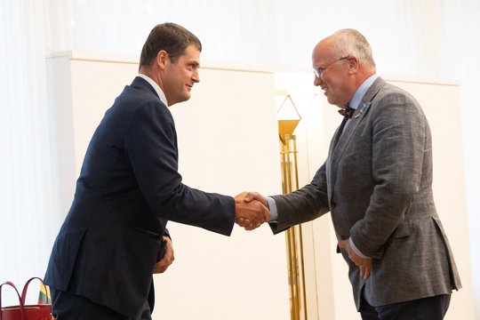 Seimas išleidžia „aušriečius“ į Vengriją: sprendimą nulėmė J. Oleko balsas