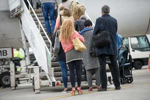 Kelionių organizatoriai nestabdo – degalų mokestį įveda dar viena įmonė