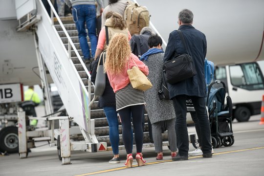 Kelionių organizatoriai nestabdo – degalų mokestį įveda dar viena įmonė