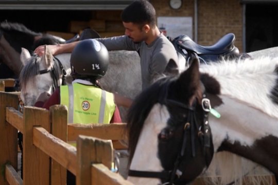 Vienoje skurdžiausių Londono dalių – unikali akcija: vaikams suteikė galimybę nemokamai jodinėti žirgais