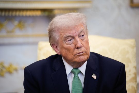 Prastėja Donaldo Trumpo sveikata? Internautus suglumino netikėtas momentas