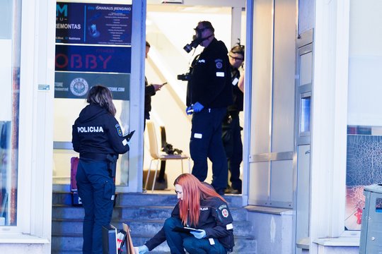 Vilniuje policija tęsia į banką įsiveržusio užpuoliko paiešką: aiškėja naujos detalės