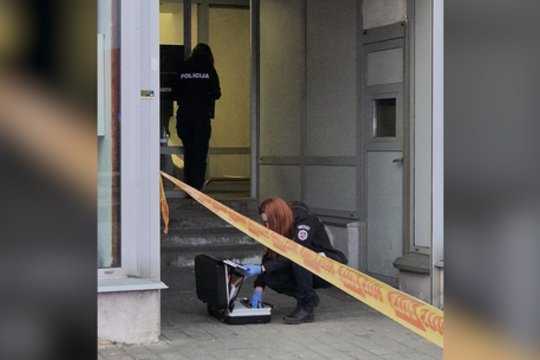 Vaizdai iš įvykio vietos: į banko „Artea“ skyrių įsiveržė vyras, užpuolimas buvo suplanuotas iš anksto