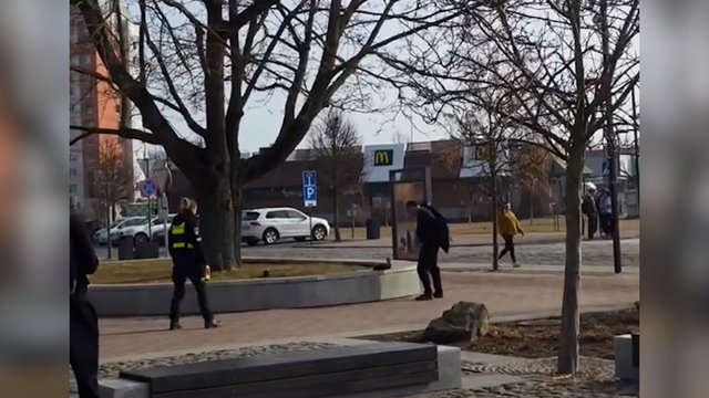 Plinta incidento Marijampolėje akimirkos: neblaivus vyras policijos pareigūnėms grasino peiliu