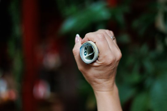 Dešimtys teismų ir tuščios kasos: maisto parduotuvių valdytoja skęsta skolose