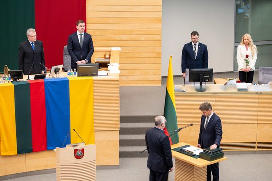 Seime prisiekė naujai paskirti Konstitucinio Teismo teisėjai