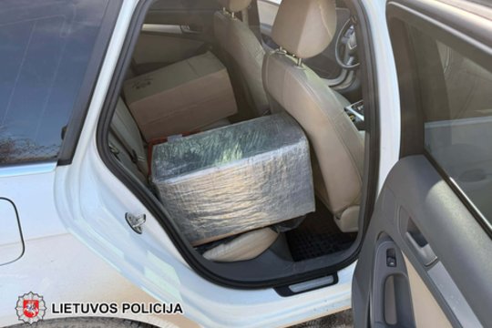 Tauragėje sustabdytas „Audi“ – viduje 3 tūkst. pakelių kontrabandinių cigarečių