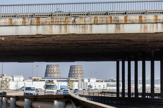 Neeilinės statybos: pradeda griauti itin svarbų Gariūnų viaduką