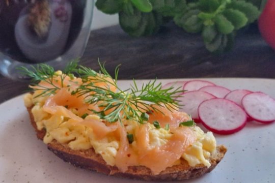 Gardžių ir sočių pusryčių idėja: sumuštiniai su kiaušiniu ir lašiša