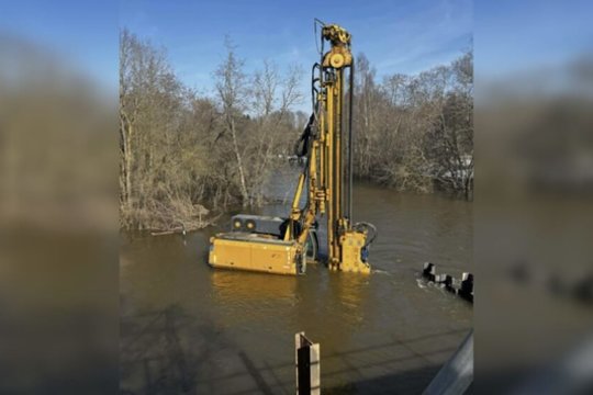 Gyventojai užfiksavo neįprastą vaizdą – potvynis paskandino kelininkų techniką