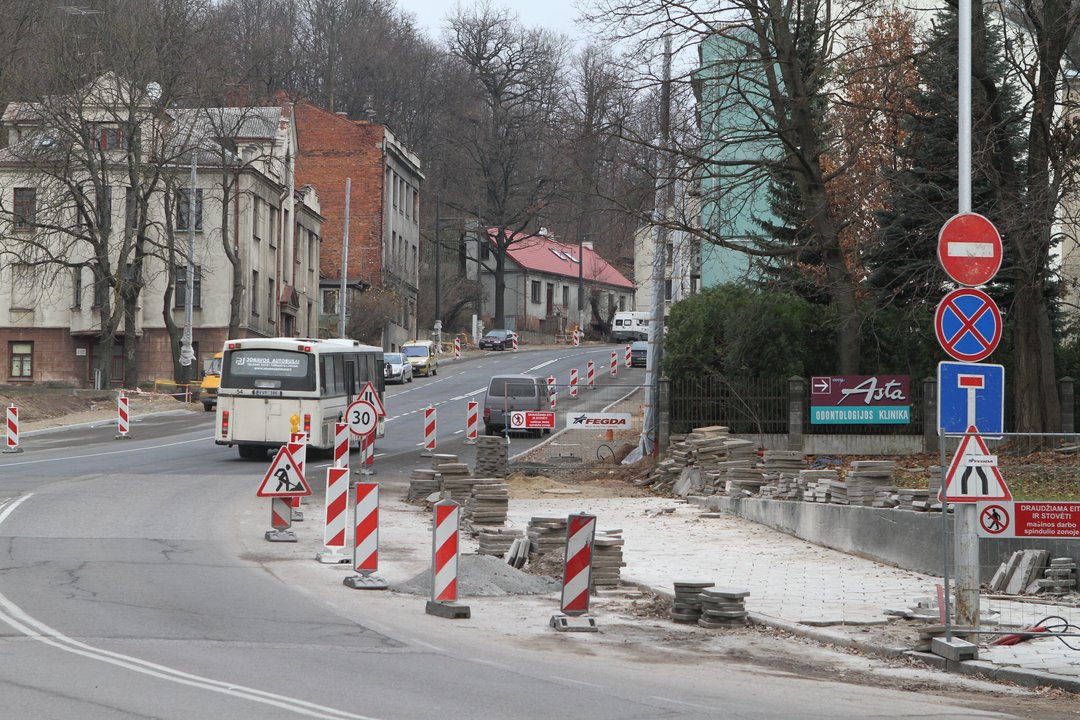 Drastiški užmojai pertvarkyti gatvę Kaune siutina gyventojus: „Gaila, kad nevykėliai tokius projektus braižo“