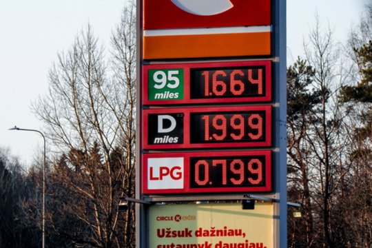 Degalai brangsta akyse ir tai – ne pabaiga: kas dar laukia vairuotojų