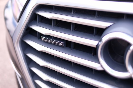 Vilniuje vagys prabangų „Audi Q7“ paliko be priekinių žibintų