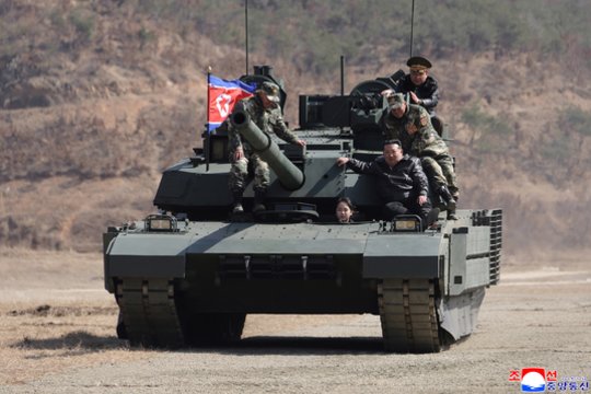 Šiaurės Korėjos lyderis ir jo dukra išbandė naują tanką