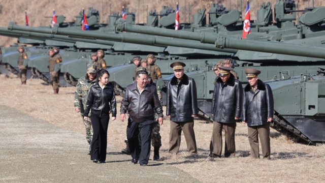Subtilus ženklas apie galimą įpėdinę Šiaurės Korėjoje: Kim Jong Unas su dukra išbandė kovinį tanką