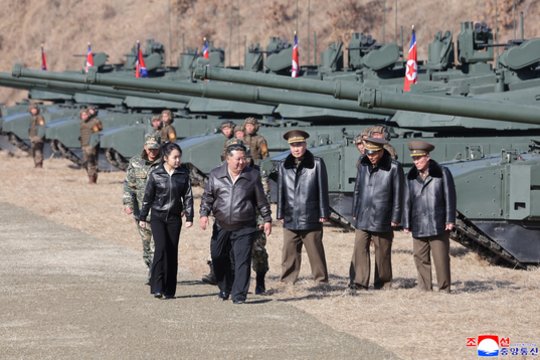 Subtilus ženklas apie galimą įpėdinę Šiaurės Korėjoje: Kim Jong Unas su dukra išbandė kovinį tanką