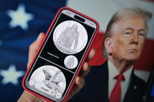 JAV meno komisija patvirtino auksinės monetos su D. Trumpo atvaizdu projektą