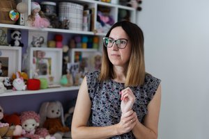 Pasakiusi, kad užtenka dirbti po „stalu“, Tomą prie sienos prirėmė sesuo: amatininkė prasitarė, kuo čia dėtos avies garbanos