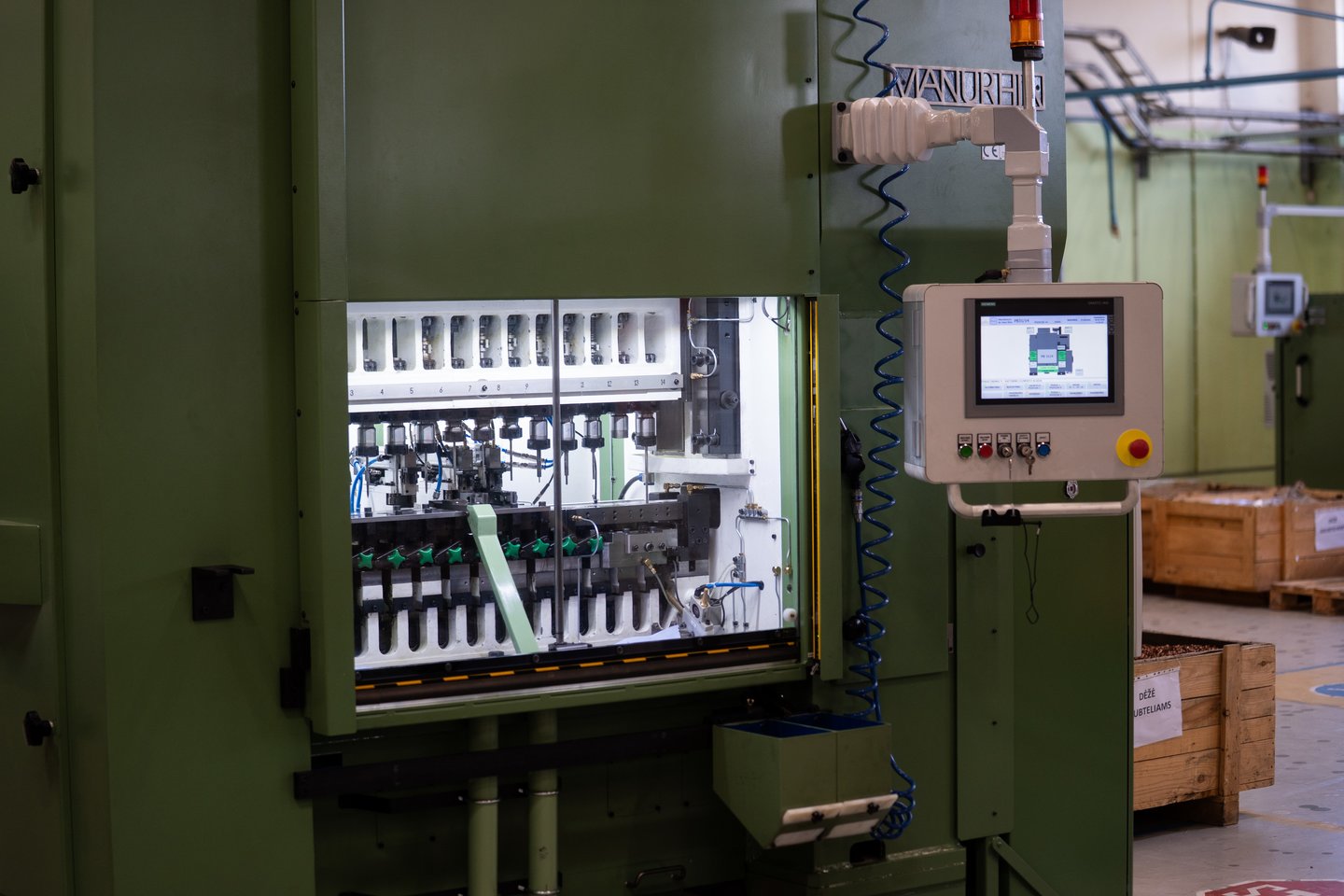 Vienintelė šovinių gamintoja Baltijos šalyse AB „Giraitės ginkluotės“ gamykla pradeda eksploatuoti karinių, snaiperinių kulkų bei švininės šerdies formavimo presus.