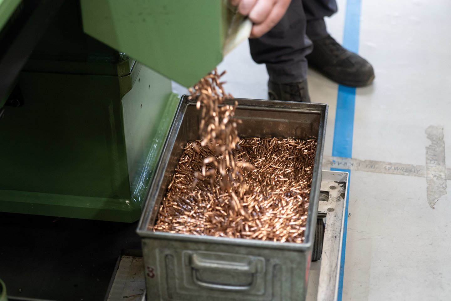 Vienintelė šovinių gamintoja Baltijos šalyse AB „Giraitės ginkluotės“ gamykla pradeda eksploatuoti karinių, snaiperinių kulkų bei švininės šerdies formavimo presus.