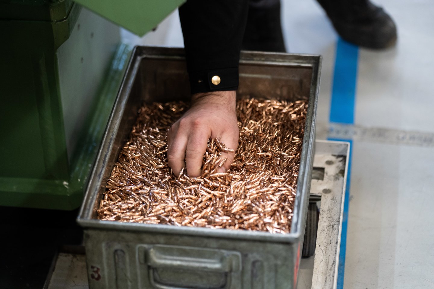 Vienintelė šovinių gamintoja Baltijos šalyse AB „Giraitės ginkluotės“ gamykla pradeda eksploatuoti karinių, snaiperinių kulkų bei švininės šerdies formavimo presus.